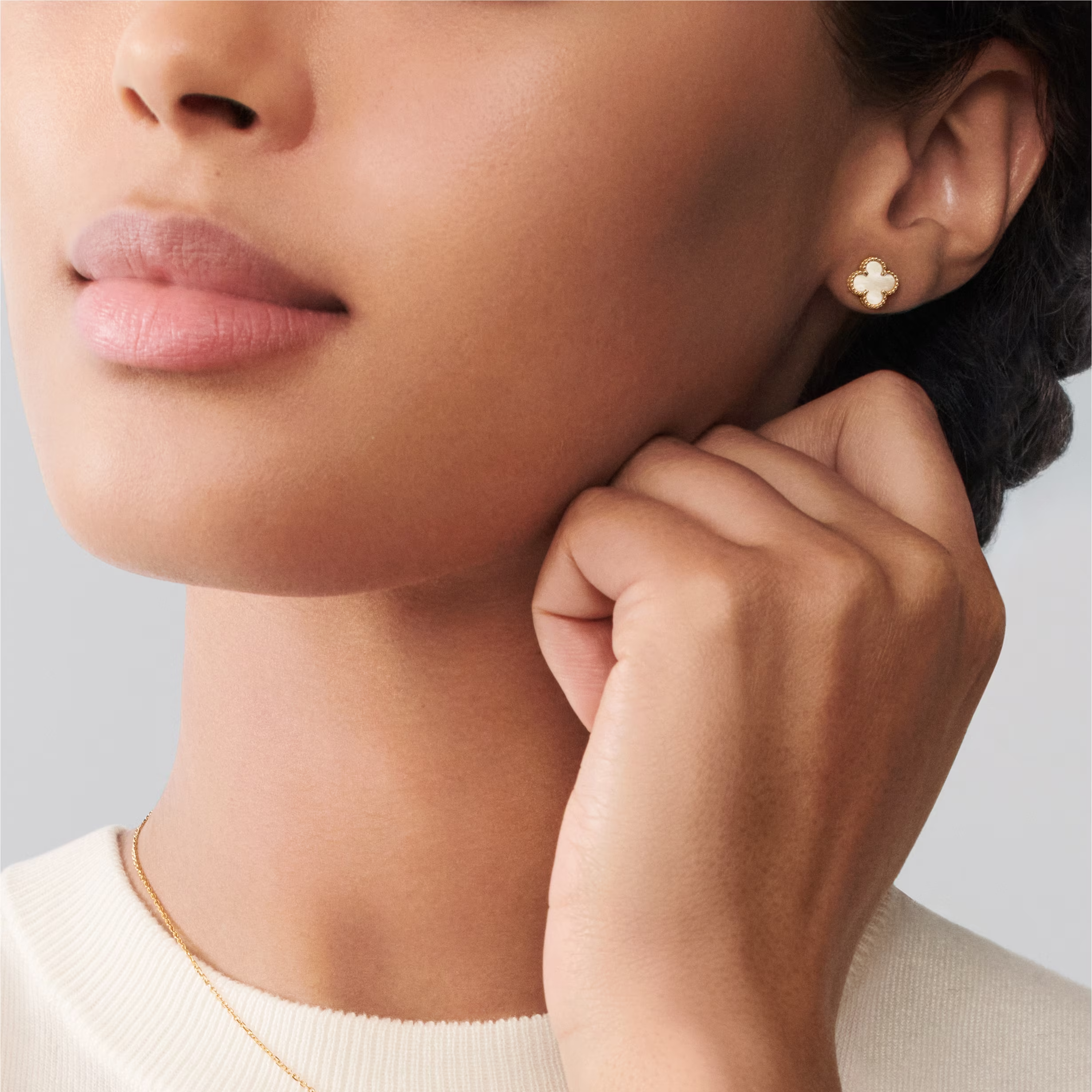 Mother-of-pearl Petite Clover Motif Earstuds