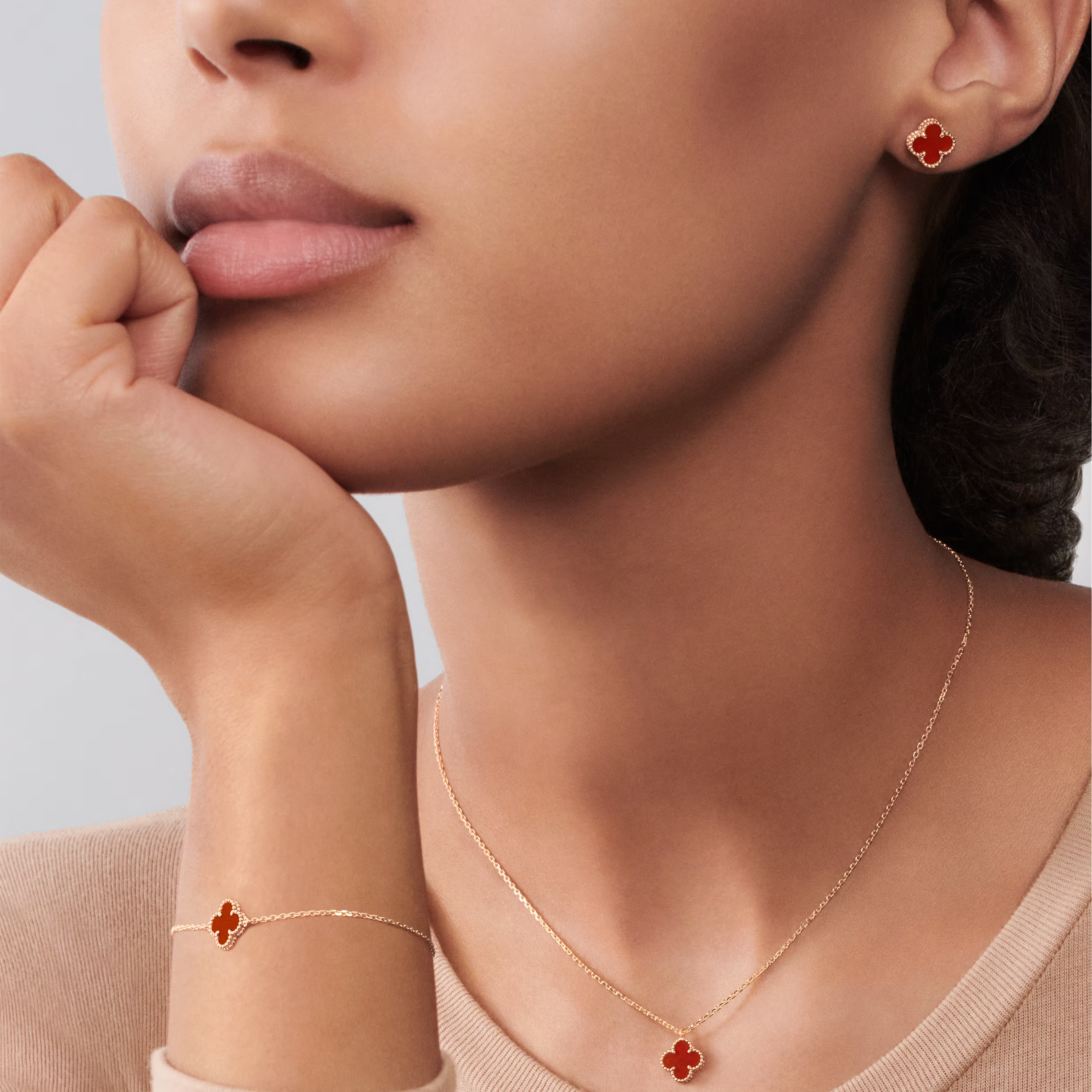 Carnelian Petite Clover Motif Earstuds