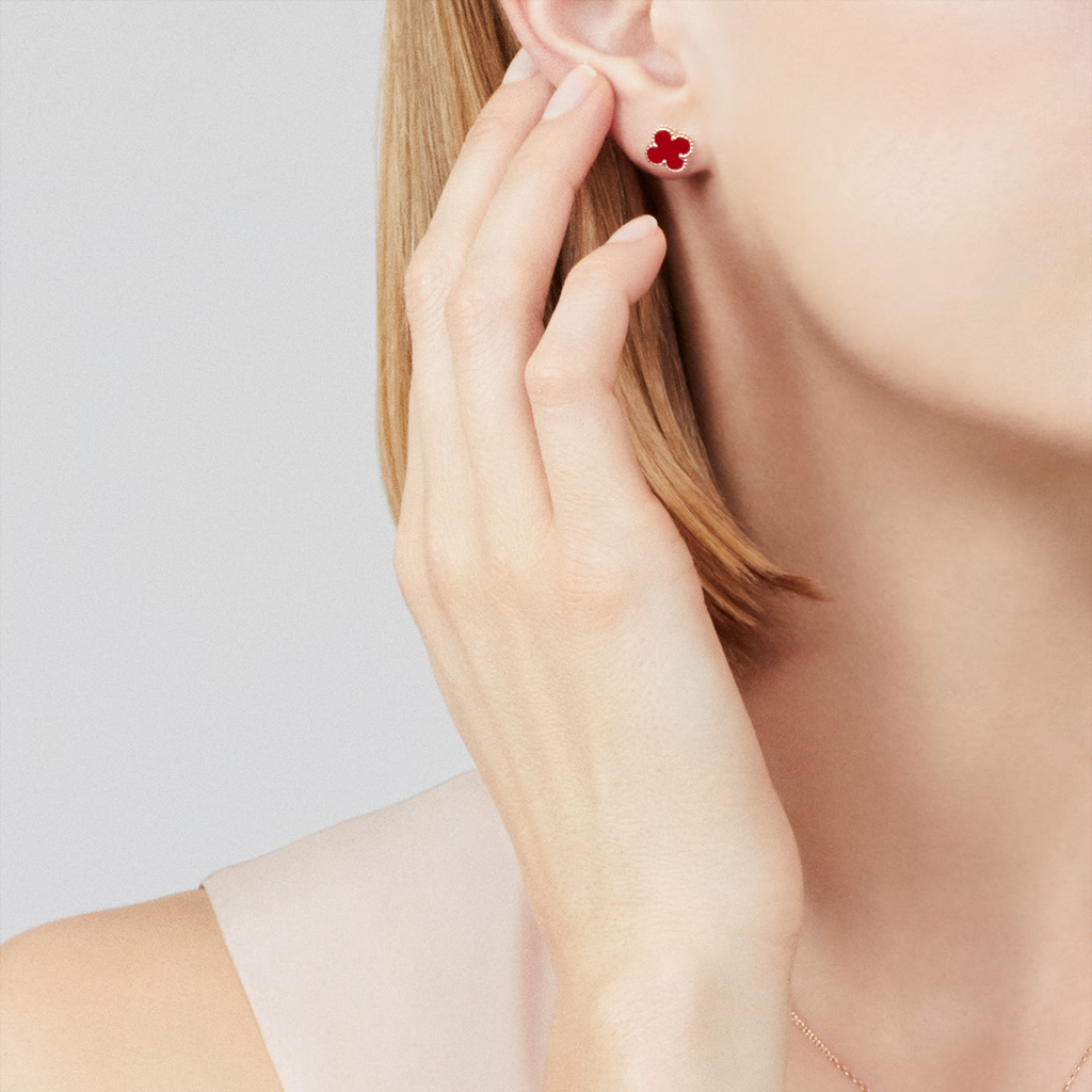 Carnelian Petite Clover Motif Earstuds