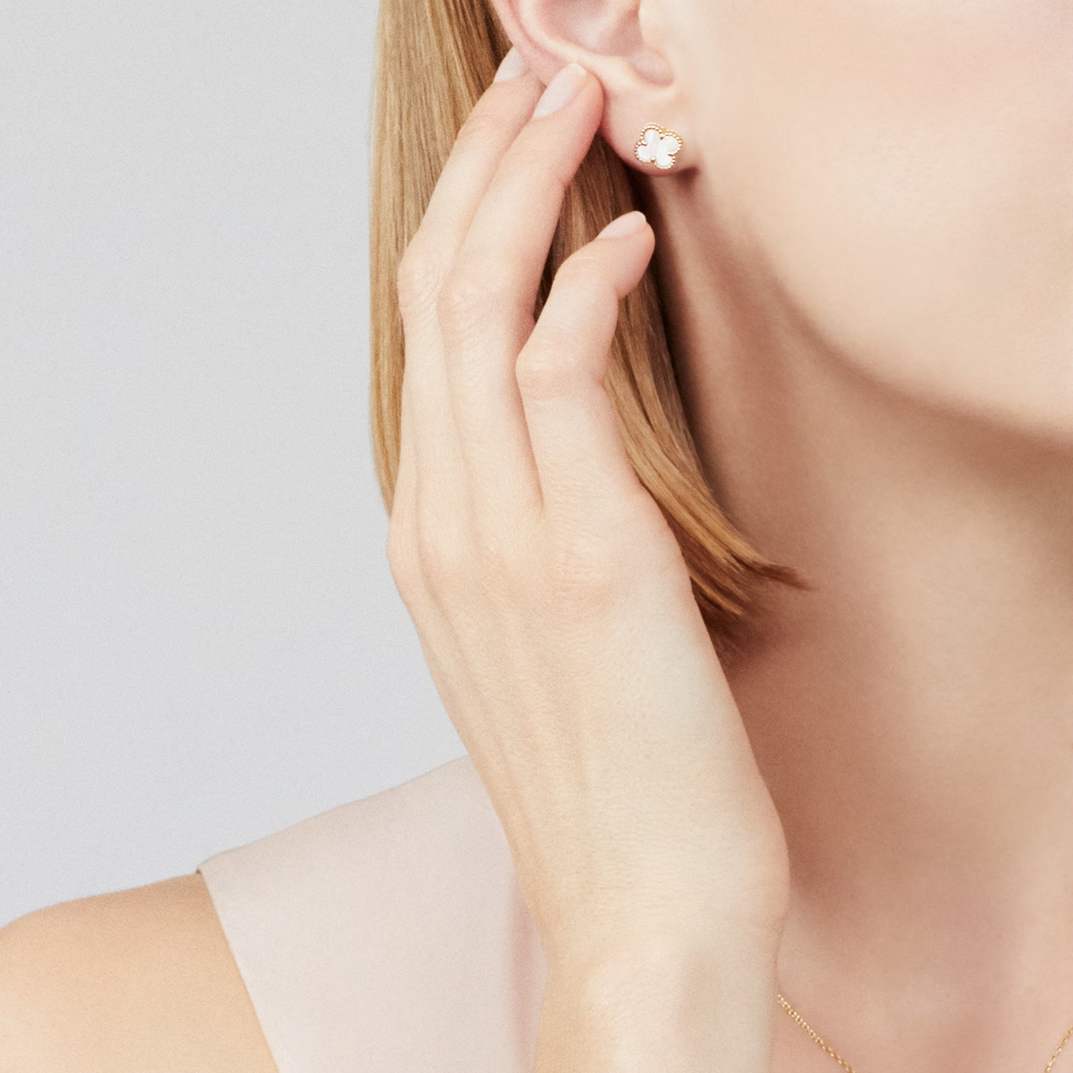 Mother-of-pearl Petite Clover Motif Earstuds