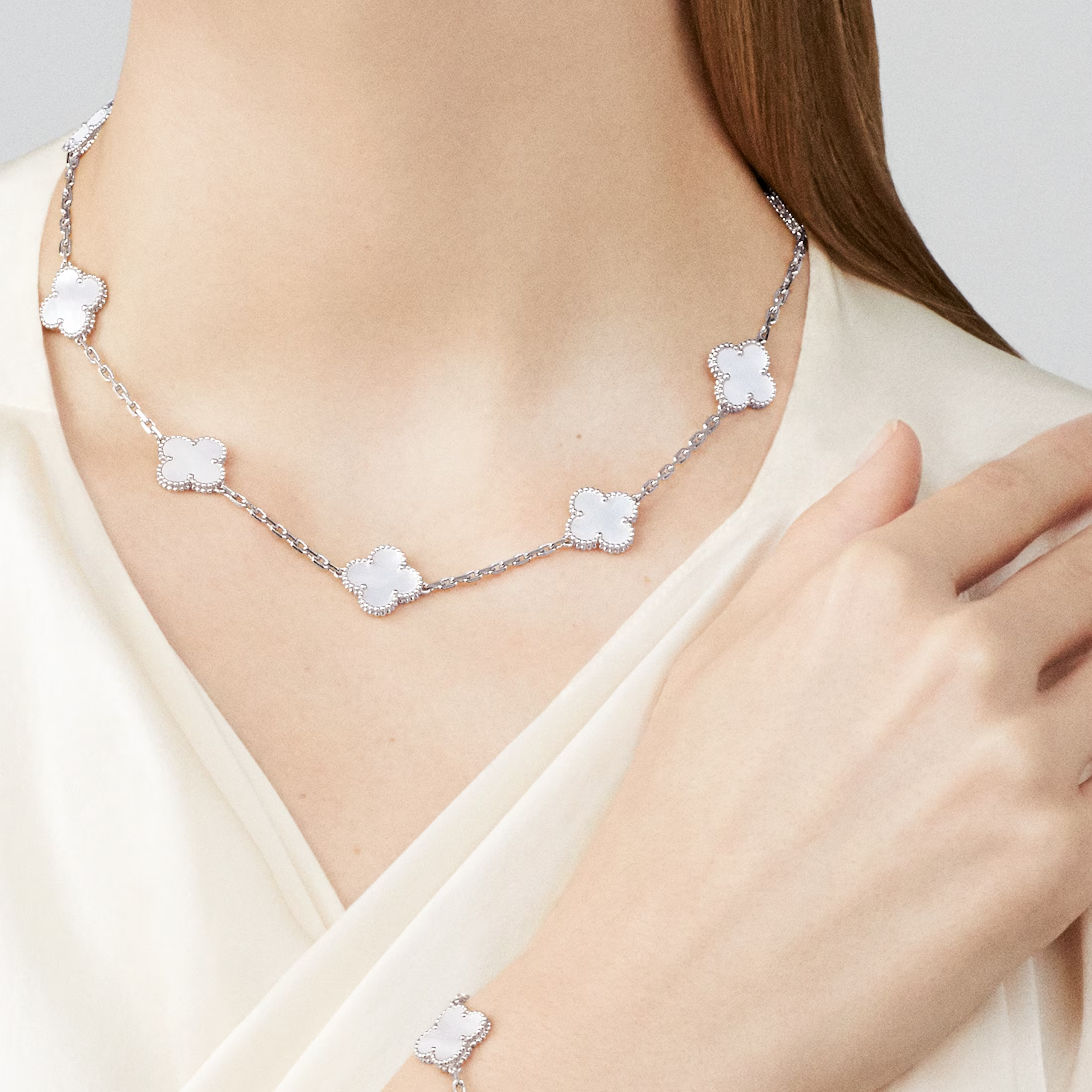 Mother-of-pearl Clover Motif Necklace
