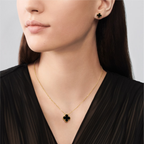 Onyx Petite Clover Motif Earstuds