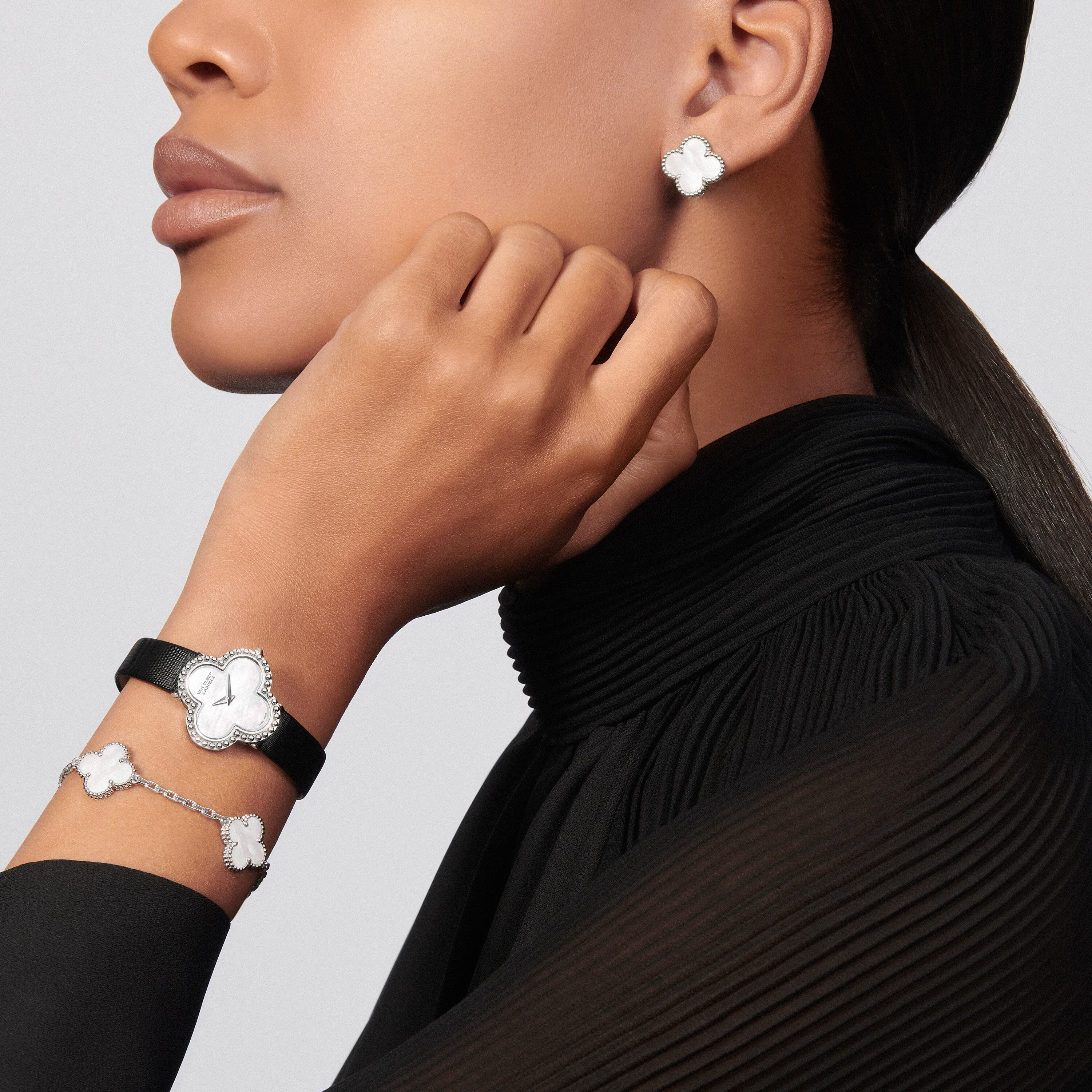 Mother-of-pearl Clover Motif Earrings